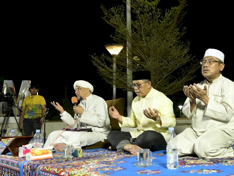 Tokoh Sulsel, Dr Ilham Arief Sirajuddin (IAS) memperingati hari lahir ke 58 lewat zikir bersama di Masjid Terapung Pantai Losari Makassar, Sabtu (16/9/2023). @Jejakfakta/Reza Arifuddin