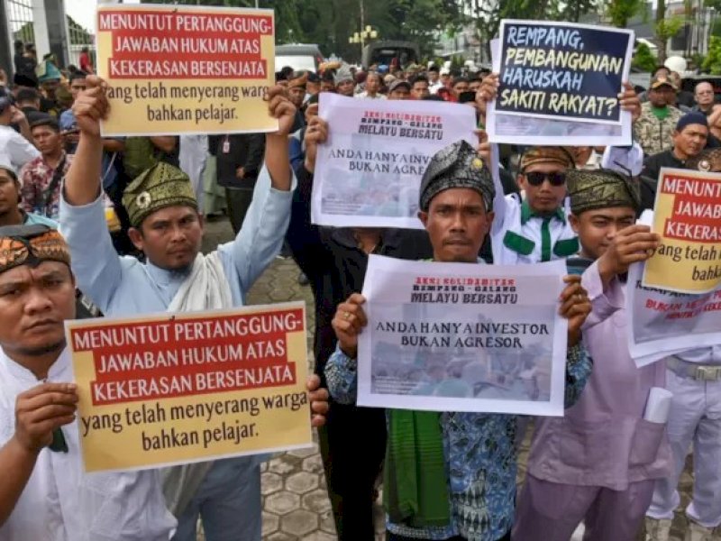 7 September 2023 penduduk asli Rempang-Galang, Riau, aksi menolak digusur dari kampung sendiri, imbas rencana pemerintah melayani investor China di Rempang-Galang.