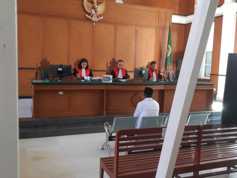 Mantan Kepala BPKD Kabupaten Takalar, Gazali Machmud divonis 1 tahun penjara terkait kasus korupsi tambang pasir Laut oleh Majelis Hakim Pengadilan Negeri (PN) Tipikor Makassar, Selasa (19/9/2023). @Jejakfakta/do. Humas Kejati Sulsel