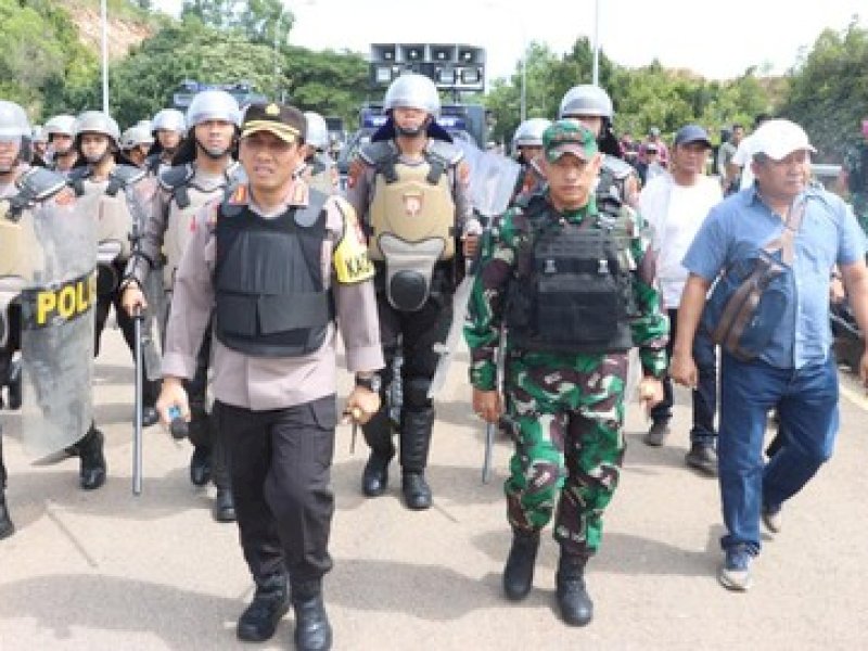 Aparat gabungan di Rempang dalam tragedi 7 September 2023. Komnas HAM menilai pengerahan aparat secara berlebihan ke Rempang akan menambah eskalasi konflik. (Foto: Dok Polresta Barelang).