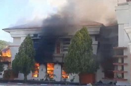 Massa Demo Tuntut Ganti Rugi Lahan, Kantor Bupati Pohuwato Gorontalo Hangus Terbakar