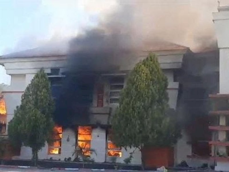 Kantor Bupati Pohuwato, Gorontalo, Kamis (21/9/2023) siang, hangus terbakar di tengah massa unjuk rasa. (dok.istimewa).