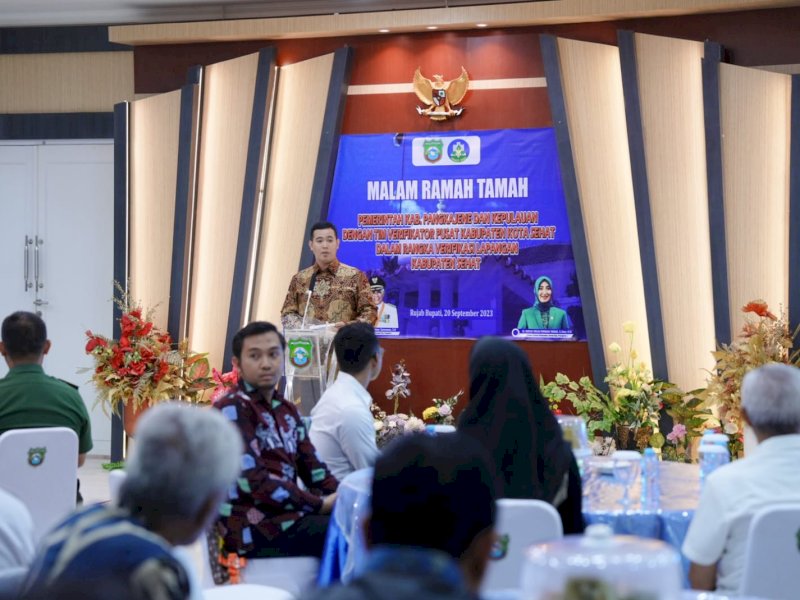 Bupati Pangkajene Kepulauan (Pangkep), Muhammad Yusran Lalogau (MYL) menyambut kedatangan Tim verifikasi lapangan (Verlap) kabupaten sehat, di Aula Rumah Jabatan Bupati Pangkep, Rabu malam (20/9/23). @Jejakfakta/dok. Humas Pangkep