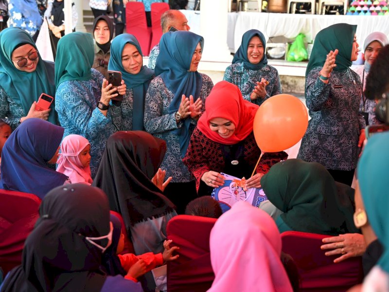 Ketua TP PKK Sulsel, Sofha Marwah Bahtiar menemui anak-anak stunting yang didampingi PKK Bulukumba di Rumah Jabatan Bupati Bulukumba, Jumat (22/9/2023). @Jejakfakta/dok. Humas Pemkab Bulukumba
