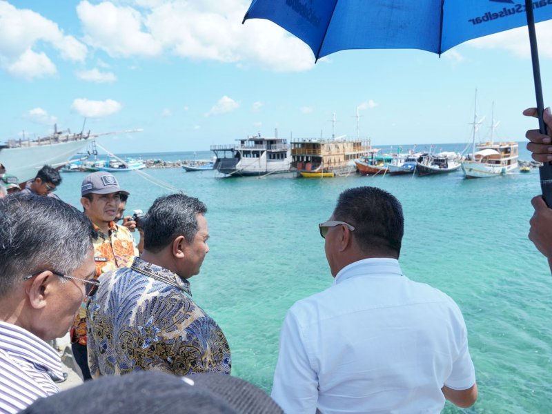 Penjabat (Pj) Gubernur Sulawesi Selatan, Bahtiar Baharuddin mengunjungi Pelabuhan Pendaratan Ikan (PPI) Kabupaten Bulukumba, Jumat (22/9/2023). @jejakfakta/dok. Humas Pemkab Bulukumba 