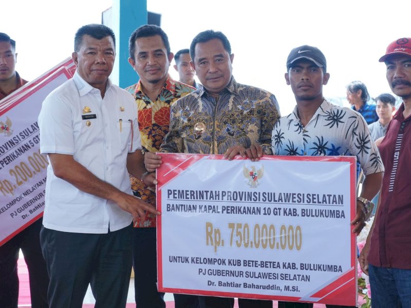 Penjabat (Pj) Gubernur Sulawesi Selatan, Bahtiar Baharuddin bersama Bupati Bulukumba Andi Muchtar Ali Yusuf penyerahan kapal penangkap ikan kepada nelayan di Bulukumba, Jumat (22/9/2023). @Jejakfakta/dok. Humas Pemkab Bulukumba