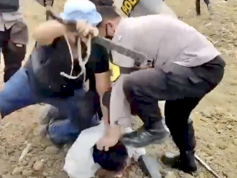 Viral video yang merekam anggota kepolisian, Bripka ZK, menginjak kepala seorang petani yang hadir dalam eksekusi lahan sawit PT Bumi Sentosa Abadi (PT BSA) di Lampung Tengah, Kamis (21/9/2023). Ironis, 7 petani ditangkap padahal mereka hanya bermaksud mengamankan tanaman singkong mereka dari lahan tersebut.