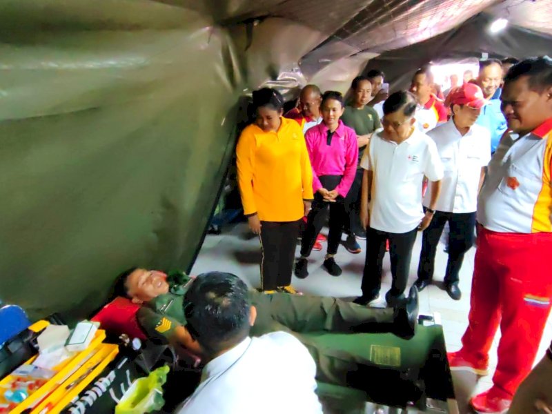 Donor darah yang digelar oleh TNI dalam rangka menyambut HUT TNI ke 78 tahun. @Jejakfakta/Rudi Gunawan