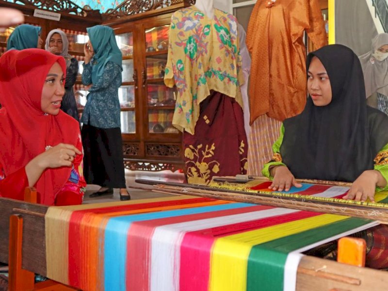 Sofha Marwah, saat berkunjung ke Galeri I Idala Tikka' Dekranasda, Kabupaten Wajo, Minggu (24/09/2023), dalam rangka silaturahmi dengan seluruh pengurus Dekranasda dan Tim Penggerak PKK Wajo.&nbsp;@Jejakfakta/dok. Humas Pemprov Sulsel