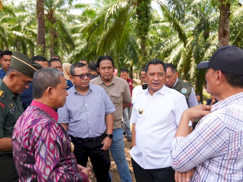 Pj) Gubernur Sulawesi Selatan (Sulsel), Bahtiar Baharuddin, bersama Bupati Wajo, Amran mahmud, melakukan kunjungan ke PT Perkebunan Nusantara XIV (Persero), di Kecamatan Keera, Kabupaten Wajo, Minggu (24/09/2023). @Jejakfakta/dok. Humas Pemprov Sulsel
