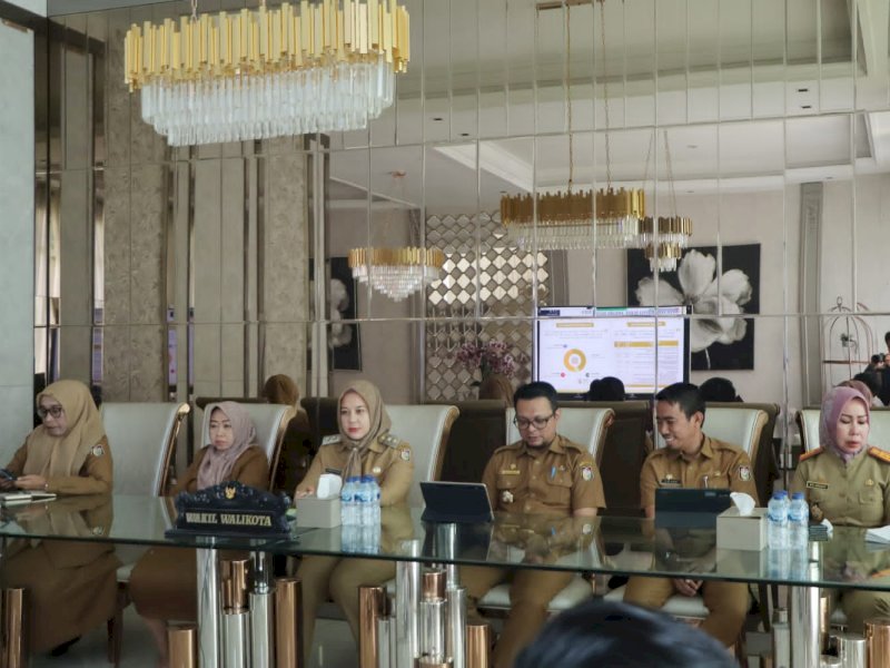 Wakil Wali Kota Makassar, Fatmawati Rusdi mengikuti Rapat Koordinasi Pengendalian Inflasi yang diadakan Ditjen Bina Pembangunan Daerah Kementrian Dalam Negeri (Kemendagri) RI secara virtual yang dipimpin langsung oleh Mendagri RI, Tito Karnavian, di Kediaman Pribadinya Citraland Makassar, Senin (25/09/2023).&nbsp;@Jejakfakta/dok Humas Pemkot Makassar