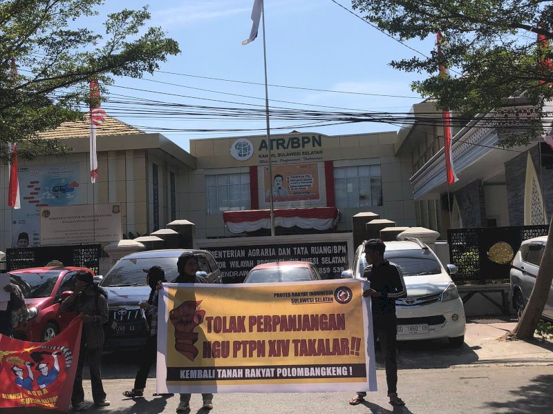 Aliansi Protes Rakyat Indonesia (PRI) Sulsel gelar aksi Tolak perpanjangan HGU PTPN XIV Takalar, di depan Kantor Wilayah Badan Pertanahan Nasional (Kanwil BPN) Sulsel, Rabu (20/9/2023).&nbsp;@Jejakfakta/Atri