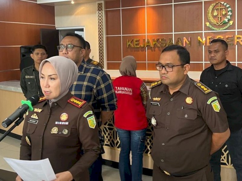 Kepala Kejari Makassar, Andi Sundari, saat memberikan keterangan pers pada Jumat (22/9/2023).&nbsp;@Jejakfakta/dok. Kompas.com