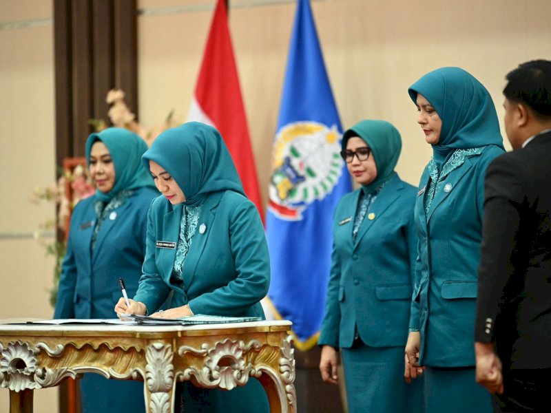 Penjabat Ketua TP PKK Provinsi Sulawesi Selatan, Sofha Marwah Bahtiar melantik 4 Penjabat Ketua TP PKK kabupaten/kota di Ruang Pola, Kantor Gubernur Sulsel, Kota Makassar, Selasa (26/9/2023). @Jejakfakta/dok. Humas Pemprov Sulsel