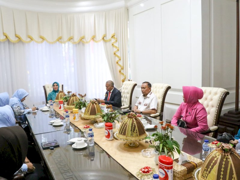 Penjabat Ketua TP PKK Provinsi Sulawesi Selatan, Sofha Marwah Bahtiar menerima audiensi pengurus Persatuan Wanita Olahraga Seluruh Indonesia (Perwosi) Sulsel di Rumah Jabatan Gubernur, Selasa (26/9/2023). @Jejakfakta/dok. Humas Pemprov Sulsel