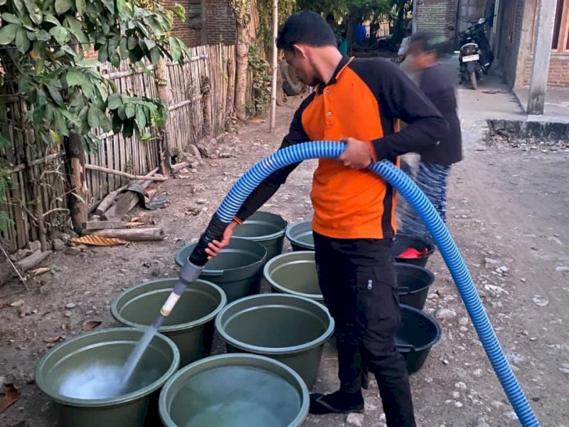 Petugas BPBD Bulukumba mendistribusikan setidaknya 185 ribu liter melalui Mobil Tangki ke 746 kepala keluarga. @Jejakfakta/dok. Humas Pemkab Bulukumba