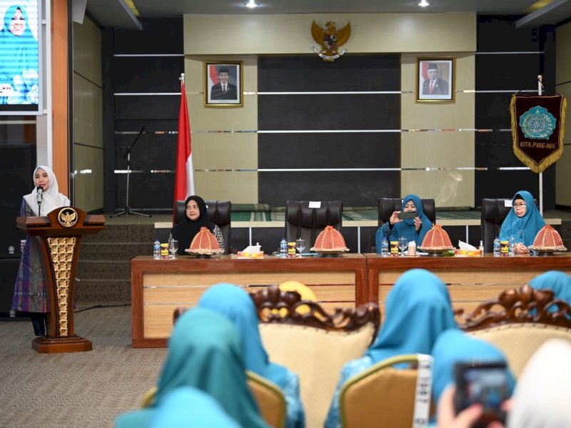 Sofha bersama rombongan disambut Ketua TP PKK Parepare, Erna Rasyid Taufan, di Rumah Jabatan Wali Kota Parepare, Selasa malam (26/9/2023). @Jejakfakta/dok. Humas Pemprov Sulsel