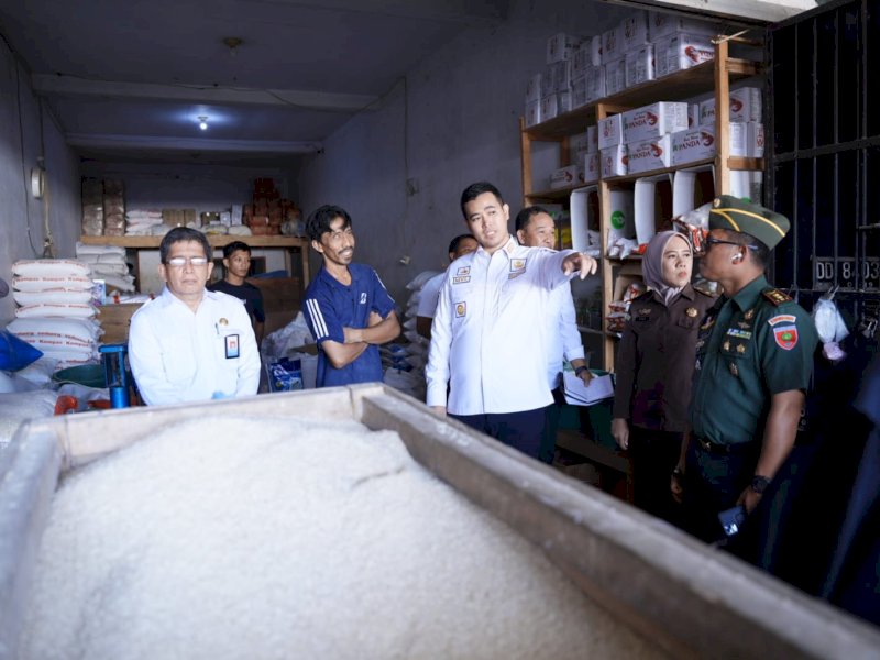 Bupati Pangkajene Kepulauan (Pangkep), Muhammad Yusran Lalogau (MYL), bersama Forkopimda pantau harga sembako di Pasar Sentral Pangkajene, Rabu (27/9/2023). @Jejakfakta/dok. Humas Pemkab Pangkep