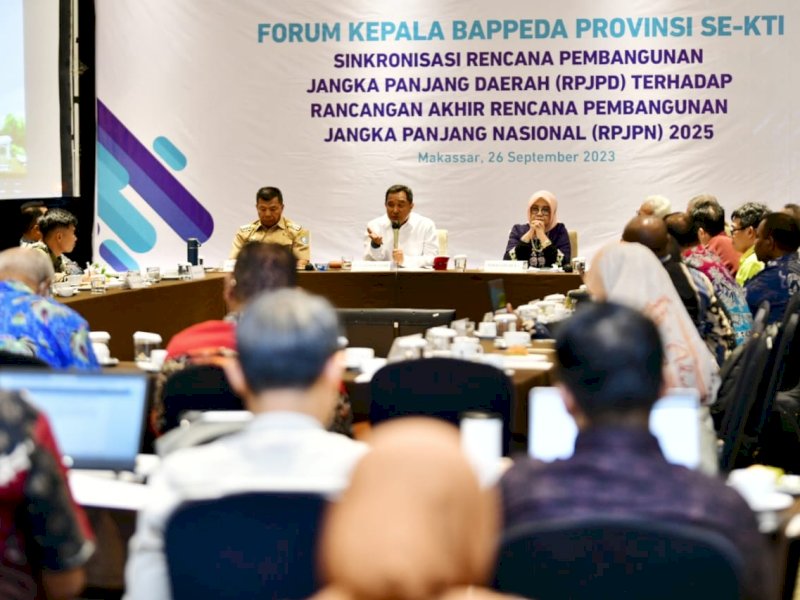 Pj) Gubernur Sulawesi Selatan (Sulsel), Bahtiar Baharuddin, menghadiri Rapat Koordinasi Forum Kepala Badan Perencanaan Pembangunan Daerah (Bappeda) Provinsi se-Kawasan Timur Indonesia (KTI), di Hotel Four Point Makassar, Selasa (26/9/2023). @Jejakfakta/dok. Humas Pemprov Sulsel