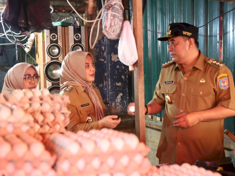  Wakil Wali Kota Makassar, Fatmawati Rusdi turun langsung melakukan peninjauan harga komoditas pangan mendampingi PJ Gubernur Sulsel, Bahtiar Baharuddin di dua pasar tradisional yakni Pasar Pa'Baeng-Baeng dan Pasar Terong, Rabu (27/9/2023). @Jejakfakta/dok. Humas Pemkot Makassar