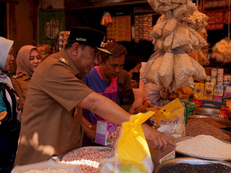 Pj Gubernur Sulsel Bahtiar Baharuddin, meninjau harga kebutuhan pokok di pasar tradisional Kota Makassar, Rabu (27/9/2023). @Jejakfakta/dok. Humas Pemprov Makassar