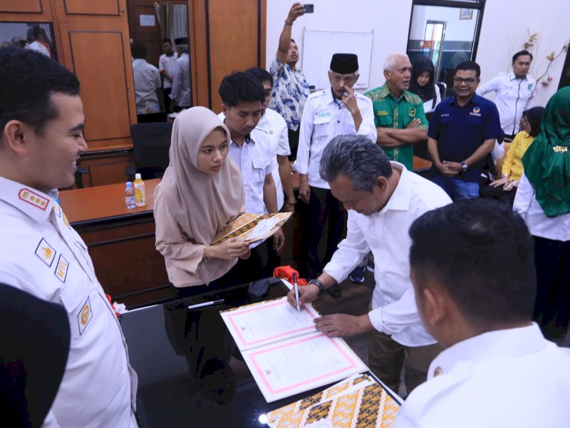 Bantuan keuangan Parpol diserahkan oleh Bupati Pangkep, Muhammad Yusran Lalogau (MYL) kepada pengurus Parpol, di ruang rapat kantor Bupati Pangkep, Rabu (27/9/2023). @Jejakfakta/dok. Humas Pemkab Pangkep
