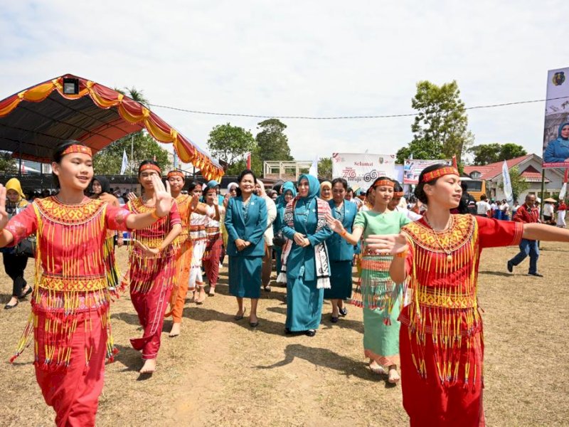 Pj Ketua TP PKK Sulsel Sofha Marwah Bahtiar saat menghadiri Jambore PKK Tana Toraja di Lapangan Ulusalu, Kecamatan Saluputti, Tana Toraja, Rabu (27/9/2023). @Jejakfakta/dok. Humas Pemprov Sulsel