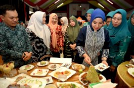 Sofha Marwah Bahtiar Apresiasi Menu Pangan Lokal Berbahan Dasar Pisang Kreasi TP PKK Enrekang