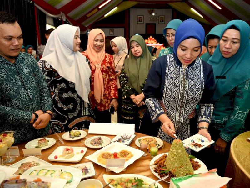 Ketua TP PKK Sulsel Sofha Marwah mencicipi satu per satu menu pangan lokal yang dipamerkan dalam Silaturahmi dan Monitoring Program Pj Ketua TP PKK Sekaligus Ketua Dekranasda Provinsi Sulsel di Kabupaten Enrekang, di Pendopo Rumah Jabatan Bupati Enrekang, Kamis (28/9/2023). @Jejakfakta/dok. Humas Pemprov Sulsel