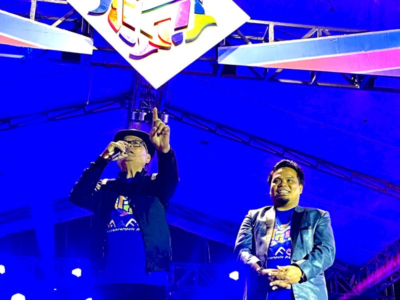 Bupati Enrekang Muslimin Bando dan Wakil Bupati Asman, bersama ribuan warga menghadiri pembukaan Massenrempulu Festival (MAFEST 2023)di Lapangan dan Alun-alun Kecamatan Alla, Jumat malam (29/9/2023). @Jejakfakta/dok. Humas Pemkab Enrekang