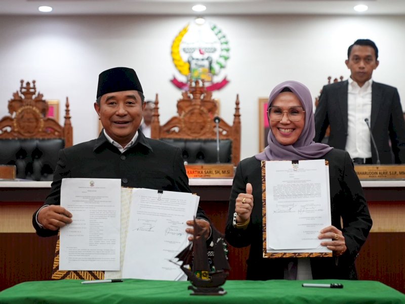 Nota kesepahaman ditanda tangani Ketua DPRD Provinsi Sulawesi Selatan Andi Ina Kartika Sari dan Pj Gubernur Sulawesi Selatan Bahtiar Baharuddin pada Rapat Paripurna, Jum'at (29/9/2023). @Jejakgfakta/dok. Humas Pemprov Sulsel