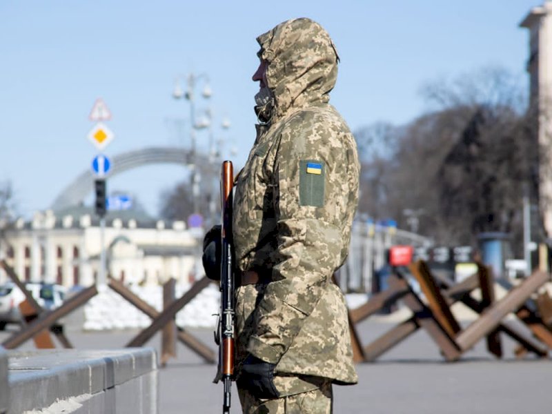 Militer Ukraina dekat perangkap anti-tank di pusat Kyiv, ibu kota Ukraina, 12 Maret 2022.(UNIAN)