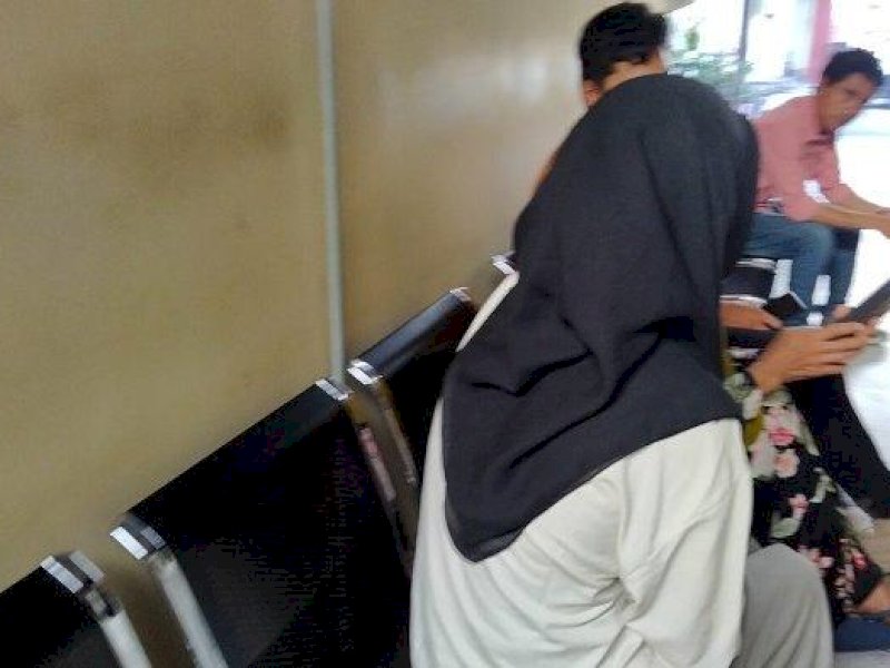 Bocah menjadi korban pelecehan oknum guru ngaji melapor di Polres Pelabuhan Makassar, Senin (2/10/2023) sore. Foto: Muslimin Emba/ Tribun Timur