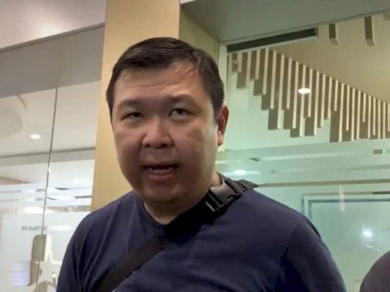 Albert Francis menjelaskan tentang meninggalnya sang anak Alvaro (7) setelah didiagnosis mati batang otak usai operasi amandel di Rumah Sakit (RS) Kartika Husada Jatiasih, Bekasi, Senin (2/10/2023).(KOMPAS.com/FIRDA JANATI)