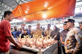 Pj Gubernur Sidak di Pasar Tramo Maros, Harga Beras Stabil Karena Didukung Kios Bulog