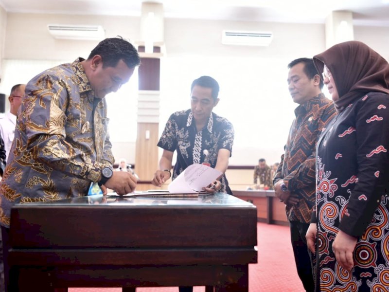 Penandatanganan NPHD antara Pj Gubernur Sulsel Bahtiar Baharuddin, Ketua KPU Sulsel Hasbullah, dan Ketua Bawaslu Sulsel Mardiana Rusli, berlangsung di Ruang Rapat Pimpinan di Kantor Gubernur Sulsel, Senin (2/10/2023). @Jejakfakta/dok. Humas Pemprov Sulsel