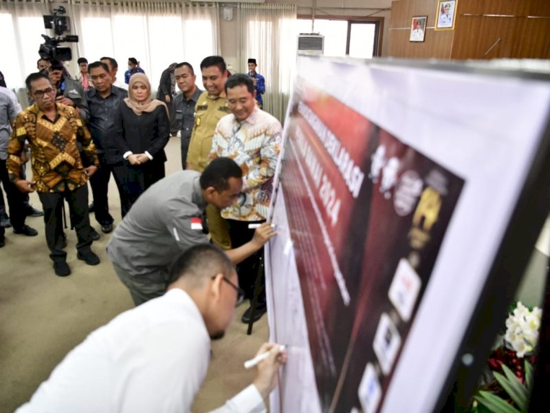 Penjabat (Pj) Gubernur Sulsel, Bahtiar Baharuddin, mengapresiasi langkah Pemerintah Kabupaten Maros yang telah mendeklarasikan Pemilu Damai, Senin (2/10/2023). @Jejakfakta/dok. Humas Pemprov Sulsel
