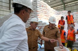 Stok Beras Cukup Hingga Akhir Tahun, Pj Gubernur Bahtiar Apresiasi Kinerja Bulog Sulsel