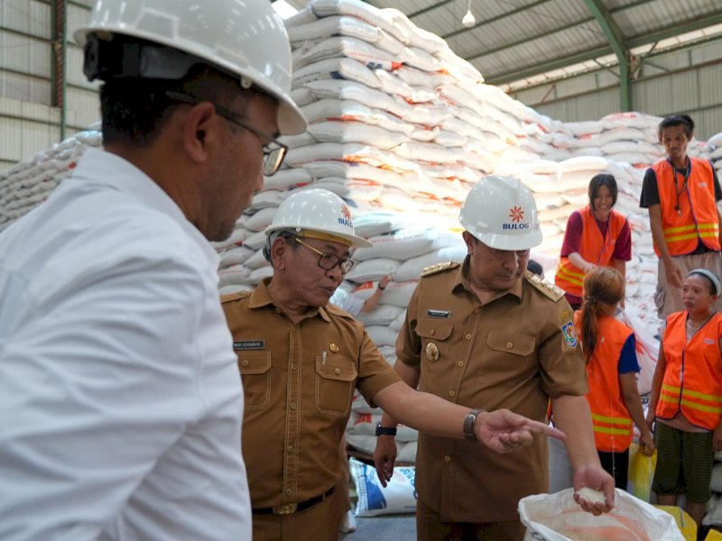  Penjabat (Pj) Gubernur Sulawesi Selatan (Sulsel), Bahtiar Baharuddin, meninjau langsung gudang beras milik Bulog, di Panaikang, Kota Makassar, Selasa (3/10/2023). @Jejakfakta/dok. Humas Pemprov Sulsel