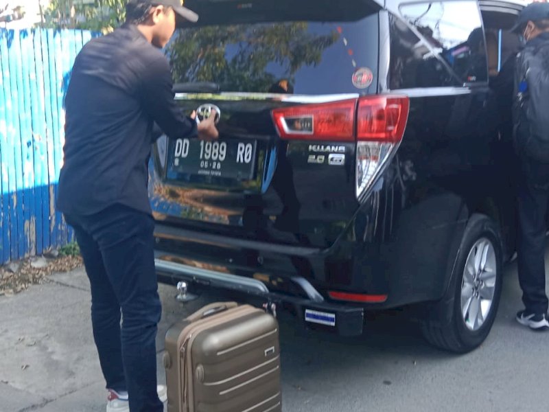 Tim yang diduga penyidik Komisi Pemberantasan Korupsi (KPK) membawa barang satu koper setelah menggeledah kediaman pribadi Menteri Pertanian Syahrul Yasin Limpo (SYL) di Kompleks BPH, Jl Sultan Alauddin, kota Makassar, Sulawesi Selatan, Rabu (4/10/2023) siang.(Foto: Samsir/jejakfakta.com).