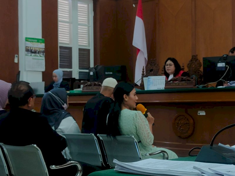 Brigita Purnawati Manohara menghadiri sidang tindak pidana korupsi (Tipikor) di Pengadilan Negeri Makassar untuk memberikan keterangan sebagai saksi terkait aliran dana perkara suap dan gratifikasi, Bupati Mamberamo Tengah nonaktif, Ricky Ham Pagawak, Rabu (4/10/2023).
 @Jejakfakta/Atri