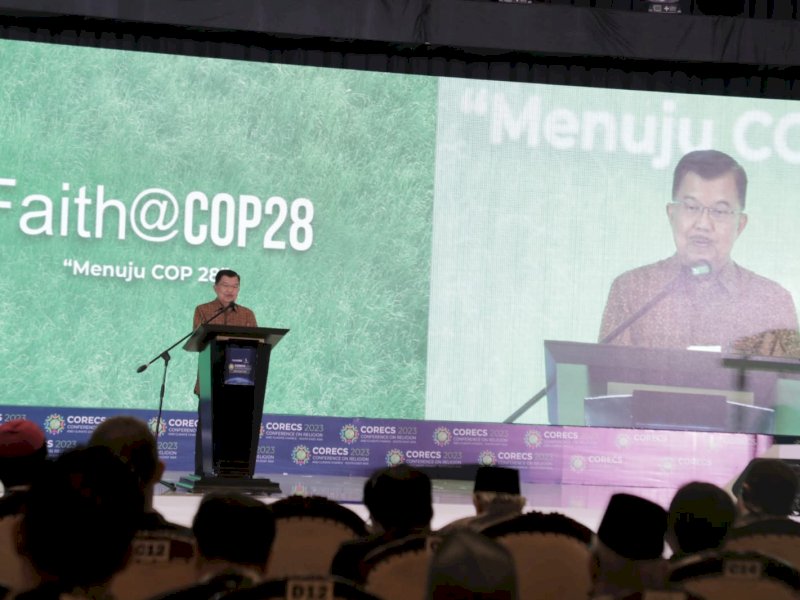 Jusufa Kalla (JK) saat menjadi pembicara pembukaan Konferensi Agama dan Perubahan Iklim - Asia Tenggara di Hotel The Ritz Carlton, Jakarta, Rabu (4/10/2023). @Jejakfakta/Rudi Gunawan