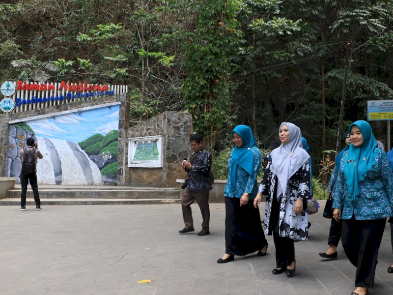 Pj Ketua Tim Penggerak PKK Sulsel, Sofha Marwah Bahtiar, saat berkunjung untuk penanganan stunting di Kabupaten Maros, Rabu (4/10/2023). @Jejakfakta/dok. Humas Pemprov Sulsel