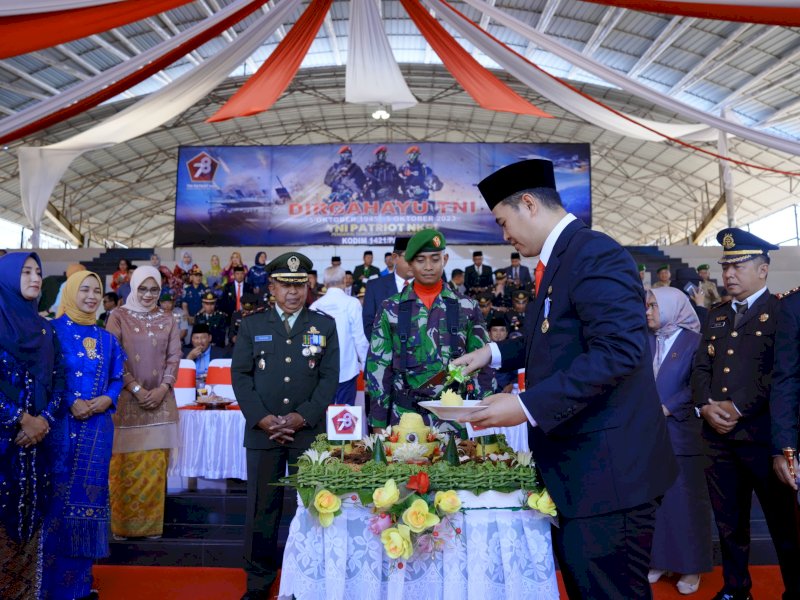 Bupati Pangkep H. Muhammad Yusran Lalogau dan wakil Bupati Pangkep H. Syahban Sammana hadiri Upacara peringatan Dirgahayu Tentara Nasional Indonesia (TNI) 78 tingkat Kabupaten di Lapangan Citra Mas Alun-alun Pangkep (Kamis/5/10/2023). @Jejakfakta/dok. Humas Pangkep