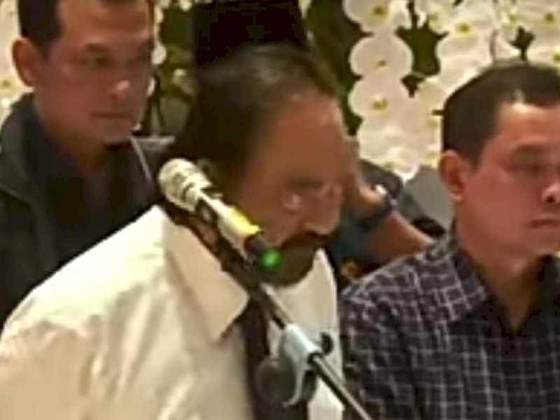 Surya Paloh saat mendengar pertanyaan wartawan Republika, Eva Rianti, dalam konferensi pers di Nasdem Tower, Gondangdia, Menteng, Jakarta, Kamis (5/10/2023).