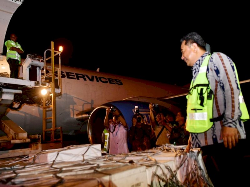 Penjabat (Pj) Gubernur Sulsel, Bahtiar Baharuddin, melepas ekspor produk perikanan ke negara tujuan Hongkong melalui Bandara Sultan Hasanuddin, Rabu malam (4/10/2023). @Jejakfakta/dok. Humas Pemprov Sulsel