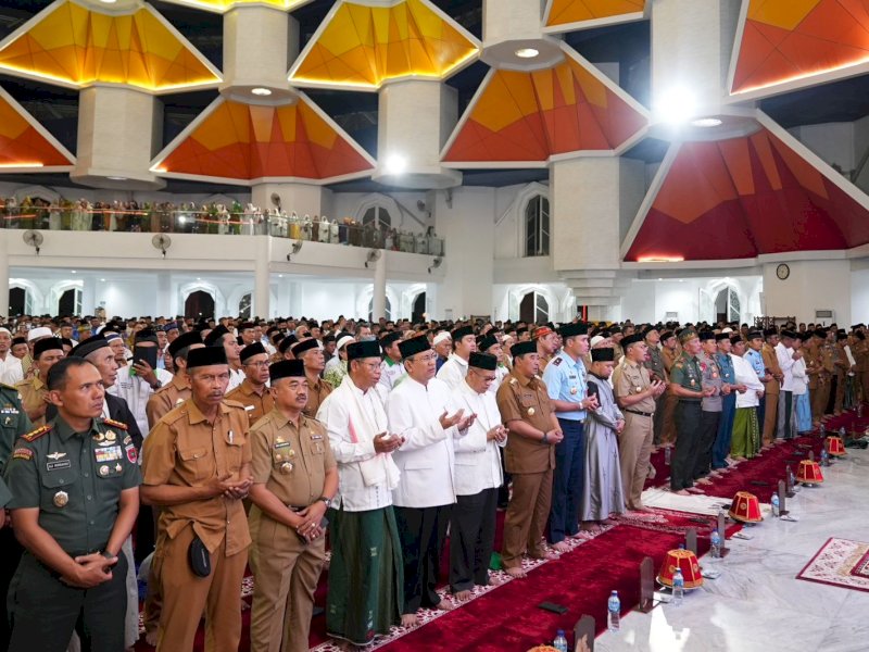 Penjabat Gubernur Provinsi Sulawesi Selatan (Sulsel), Bahtiar Baharuddin, menghadiri sholawatan dengan ribuan masyarakat Sulsel, unsur TNI Polri, ulama, kepala daerah dan ribuan masyarakat Sulsel di di depan Masjid 99 Kubah Center Point Of Indonesia (CPI) Makassar, Kamis (5/10/2023). @Jejakfakta/dok. Humas Pemprov Sulsel