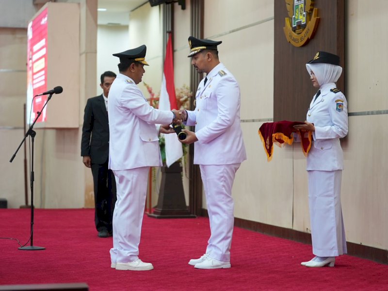 Penjabat (Pj) Gubernur Provinsi Sulawesi Selatan (Sulsel), Bahtiar Baharuddin, melantik Akbar Laluasa sebagai Wakil Bupati Luwu Timur, di Ruang Pola Kantor Gubernur Sulsel, Kamis (5/10/2023). @Jejakfakta/dok. Humas Pemprov Sulsel