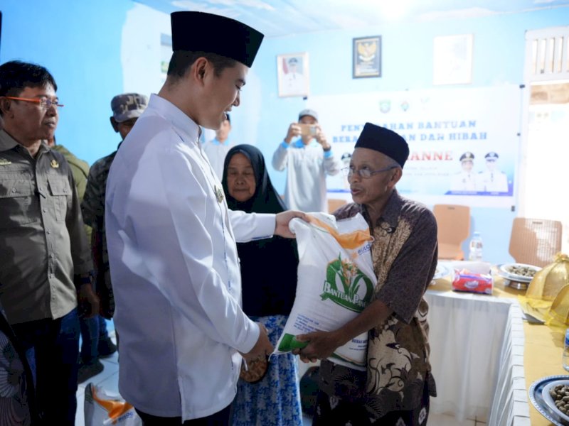 Bupati MYL menyalurkan bantuan Cadangan Pangan Beras, bantuan insentif dan bantuan kedaraan operasional desa di kecamatan Tondong Tallasa, Jumat (6/10/23).&nbsp;@Jejakfakta/dok. Humas Pemkab Pangkep