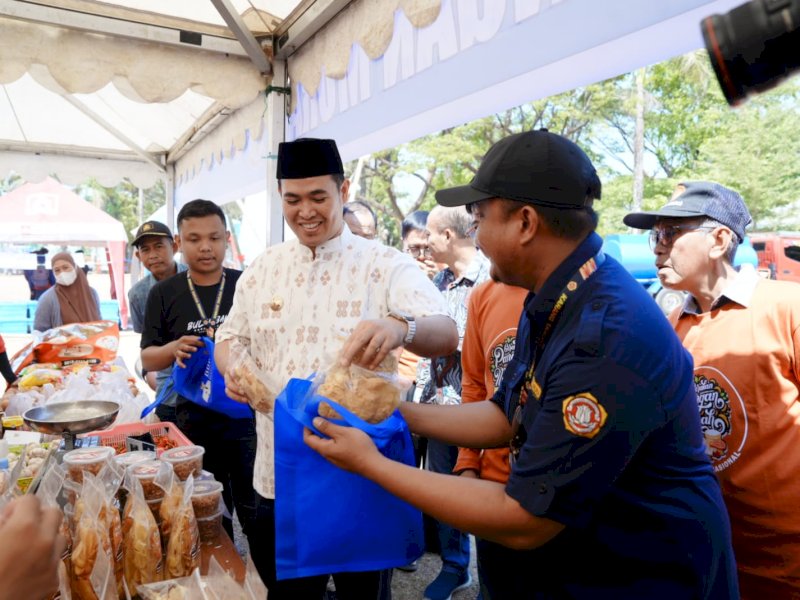 Bupati Pangkajene Kepulauan (Pangkep) Muhammad Yusran Lalogau (MYL) melepas bantuan 50 ribu liter air bersih dan kunjungi pasar pangan murah kegiatan Karang Taruna Pangkep, di alun-alun Citra Mas, Sabtu (7/10/2023). @Jejakfakta/dok. Humas Pemkab Pangkep